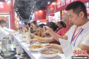 黄历查询“嗦粉”经济火热 中国多地“食力”出圈
