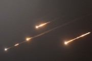 黄历查询伊朗以导弹齐射回应以色列的大规模袭击